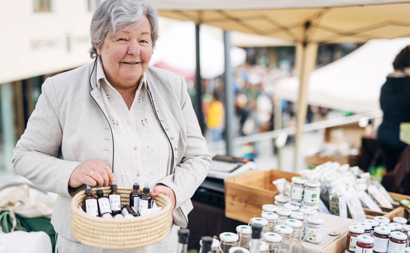 Una venditrice al mercatino delle erbe