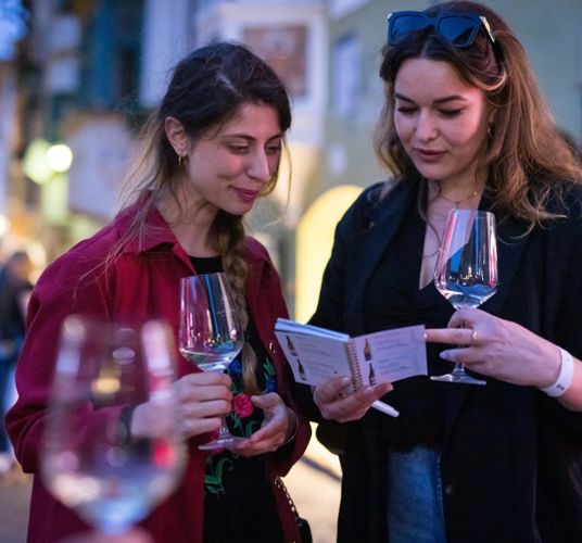 Zwei Freundinnen auf dem Weißwein Festival