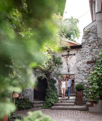 A couple in the courtyard of the Säben Monastery