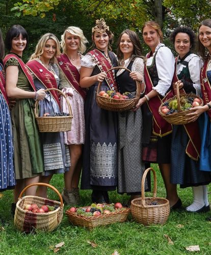 Group pic of the Törggele Queens