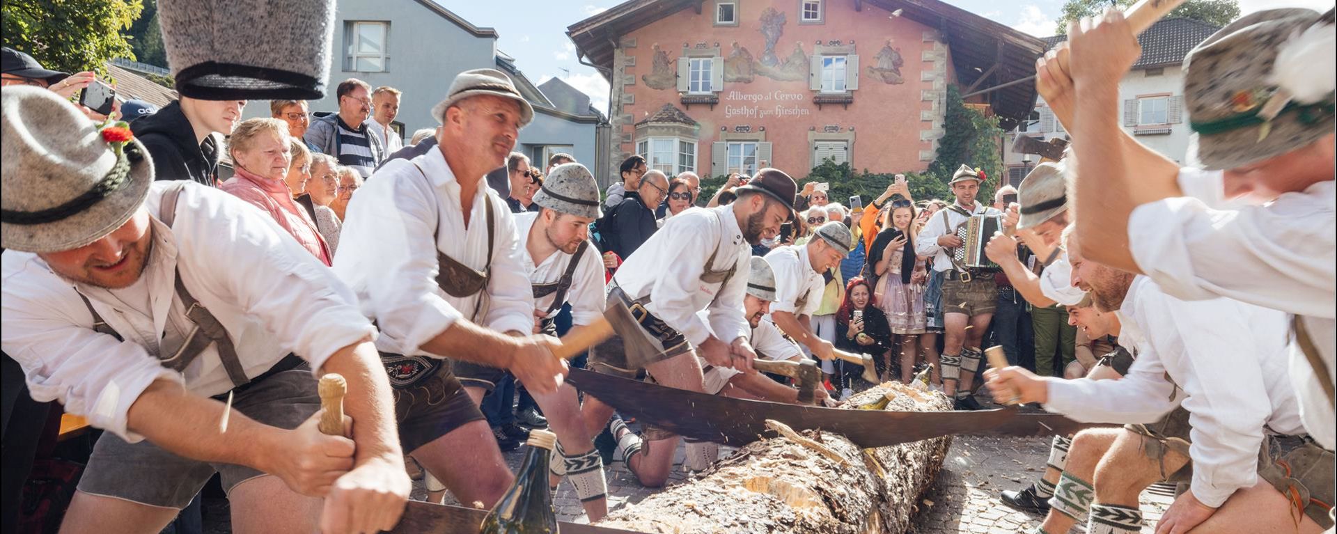 Männer zerteilen einen Baumstamm